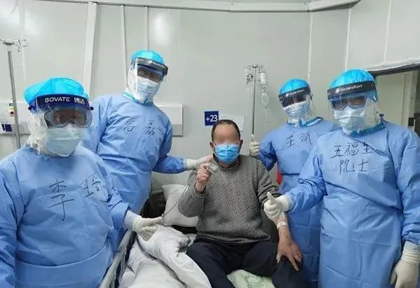 王福生院士和醫療人員