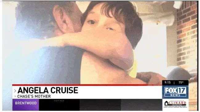 張開雙臂緊緊擁抱爺爺；安靜地坐在爺爺懷里看電影；他開始說話，并第一次叫出“媽媽”和“爸爸”