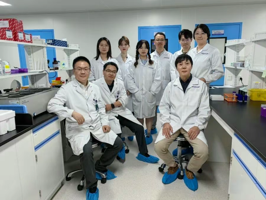 研發(fā)團隊（前排左一為殷浩，前排右一為程新）